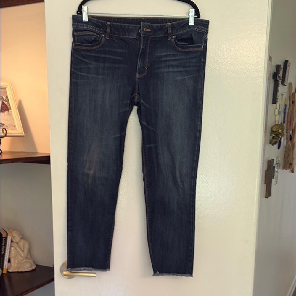 White House Black Market Blue Skinny Capri Jeans with Classic Denim Wash
